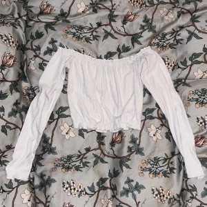 Off shoulder vit långärmad topp 💞 - Köpt från bikbok, ej blivit använd på väldigt länge så därför säljer jag! Använt skick men inga fläckar eller andra skavanker!!🎀 Pris går att diskutera & kan även göra bundle priser 🥰
