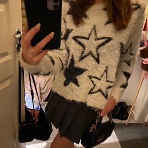 Myströja - En mysig tjocktröja med stjärnor 💫 Fint skick och lurvig, jätte mjuk💘
