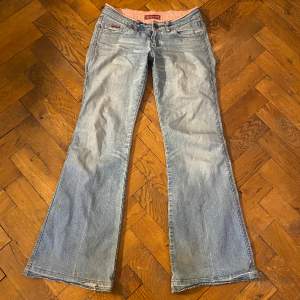 INTE SÅLDA, MEN OSÄKER OM JAG SKA SÄLJA❗️❗️❗️ lågmidjade vintage jeans i strl 36, jättefint skick💕postar/möts upp i stockholm<3