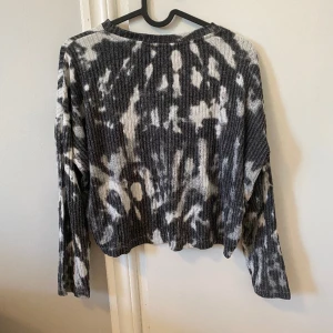 Tröja - Svart vit batiktröja som är ribbad, väldigt mysigt material🤍🖤
