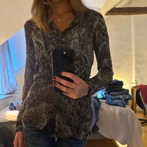 Blus - Säljer denna fina blus som inte kommer till användning längre 💛