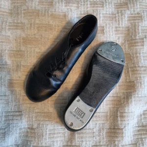 Steppskor från BLOCH - Lite chansning att lägga ut dessa här 😅  De är använda och har lite slitage, men överlag fortfarande fina!   De är srtl 8, passar mig som har strl 39 i vanliga skor. 