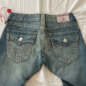 helt nya true religion - svårt att hitta liknande med snörningen och turkosa washen💋 midja:75 innerben:92, hon på bilden är 160