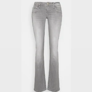 Lbt valerie jeans - Säljer nu dessa super snygga jeans från lbt på grund av att de tyvärr är för stora för mig. Jeansen är använda en gång🥰 nypris: 829kr❣️Hör av er vid frågor eller intresse❤️‍🔥