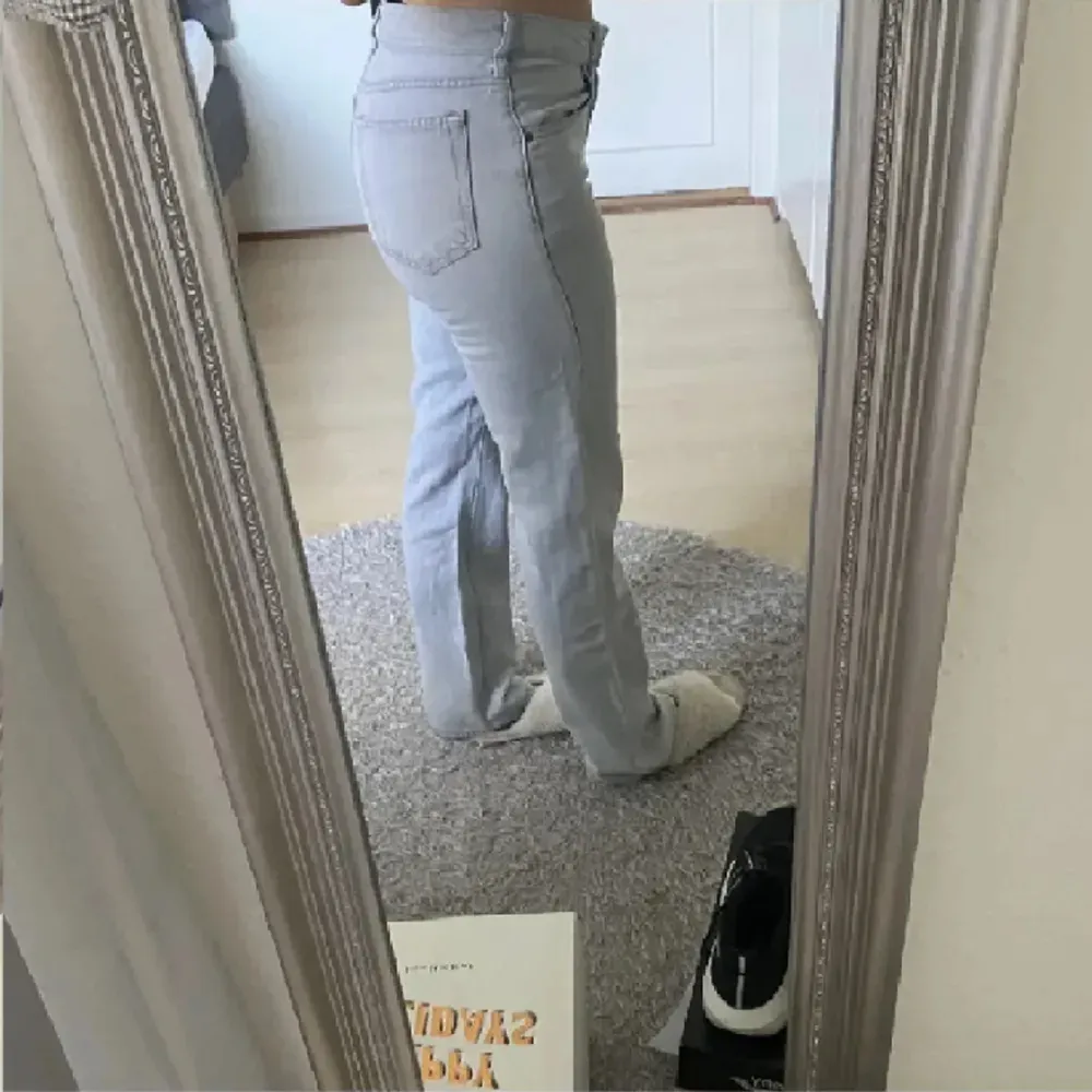 Säljer dessa jättesnygga lågmidjade jeansen från Bikbok, strl W26L32, några cm förlånga för mig som är 161cm🥰 150kr+frakt!!. Jeans & Byxor.