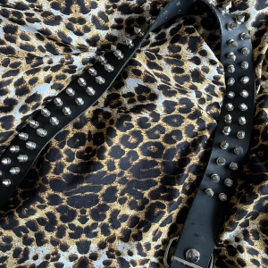 nitbälte - typ oanvänt, hela är 93 cm långt :) 