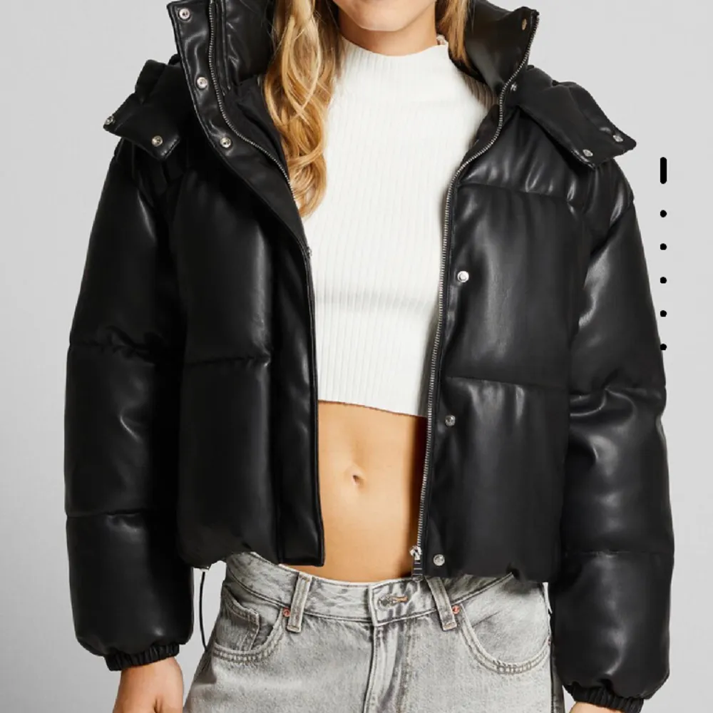 En svart puffjacka i skinn material från Bershka. Jackan är varm och inga tecken på användning. Köpt för 560kr . Takit.