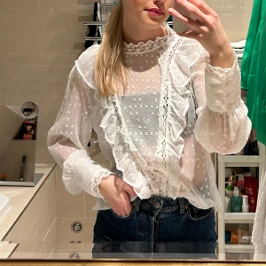Blus - Super gullig blus i genomskinligt material köpt från vero moda💞