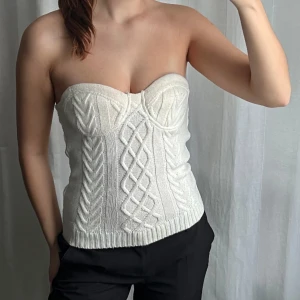 Stickad tubtopp - Stickad tubtopp från Stradivarius. Står ingen storlek men passar S-M 💓