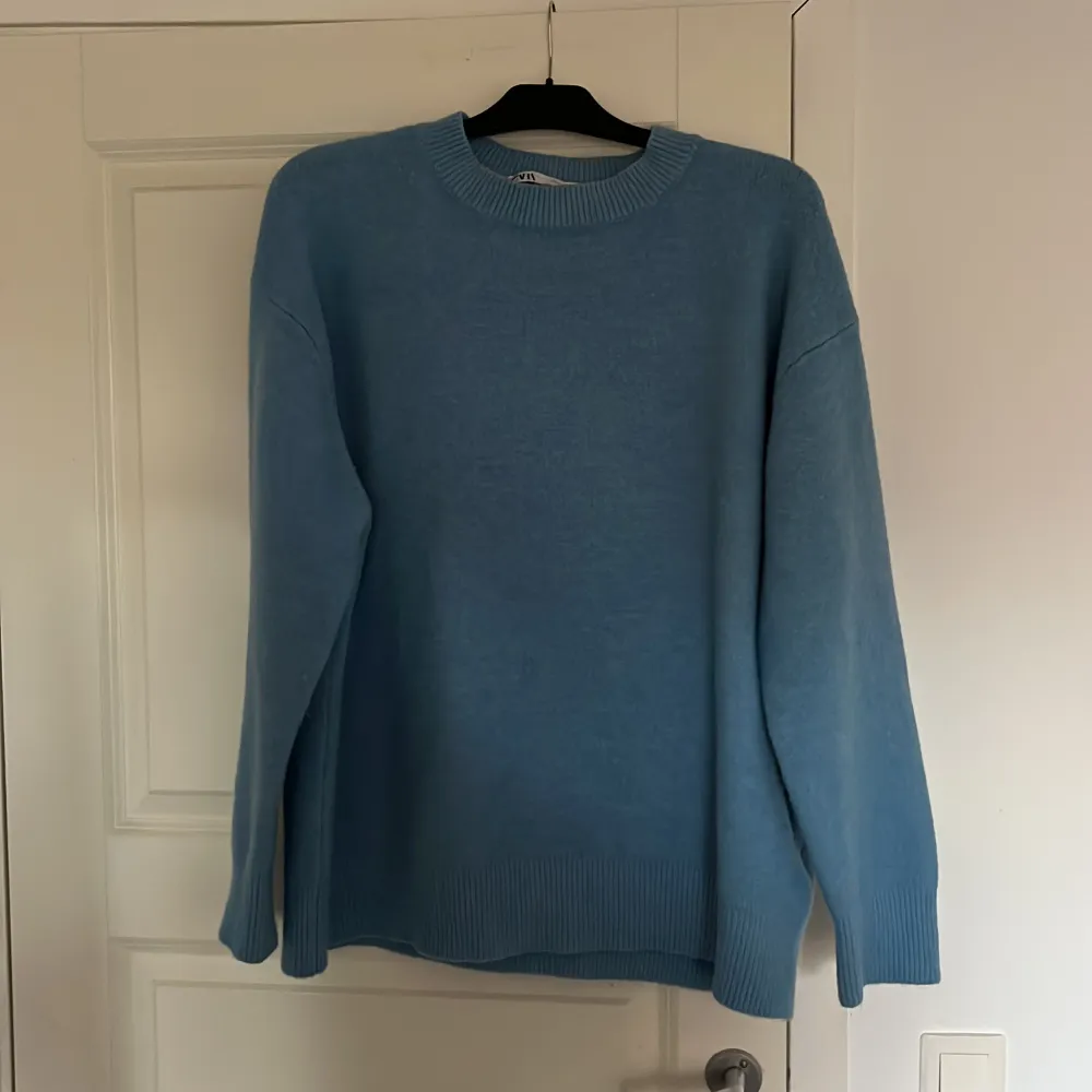 Säljer min fina blåa stickade tröja från Zara då den inte kommer till andvädning! Hör av dig vid fler bilder eller annat😇. Stickat.