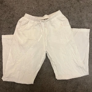 Linnebyxor🤍 - Säljer ett par linnebyxor som tyvärr är för korta för mig. Dom är lite genomskinliga men det är alla vita linnebyxor, har man vita underkläder syns det inte🤍