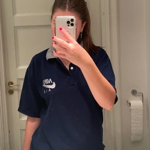 Nike tröja - Cute vintage nike piké. Den är väldigt mjuk och mysig! Thriftade ett tag sen. 