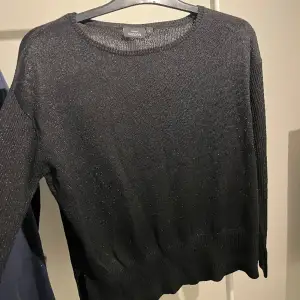 Jättefin och skön glittrig svart tröja från Kappahl. Säljer denna vidare då den inte kommer till användning. Skriv vid frågor❤️