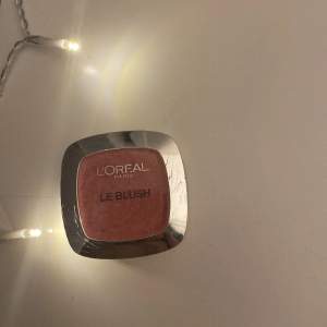 En så gott som ny Loreal blush som är nästan oanvänd. Borsten är även helt oanvänd. Hör av er vid frågor och intresse💓