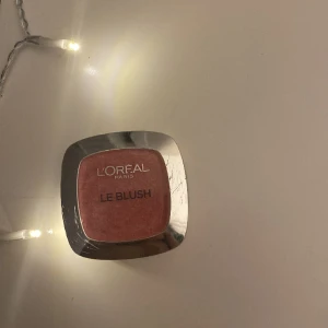 Loreal Paris blush💗 - En så gott som ny Loreal blush som är nästan oanvänd. Borsten är även helt oanvänd. Hör av er vid frågor och intresse💓