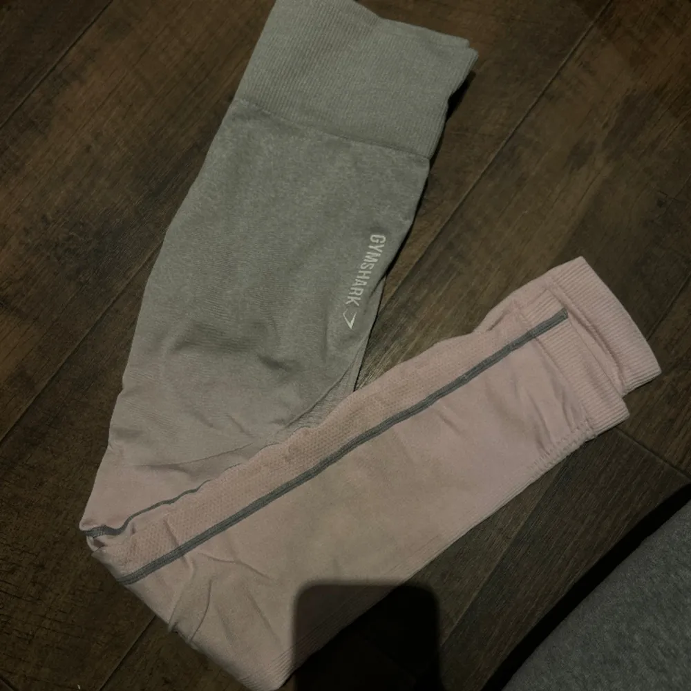 Träningstights från gymshark, jättefina i grå/rosa, fint skick . Jeans & Byxor.