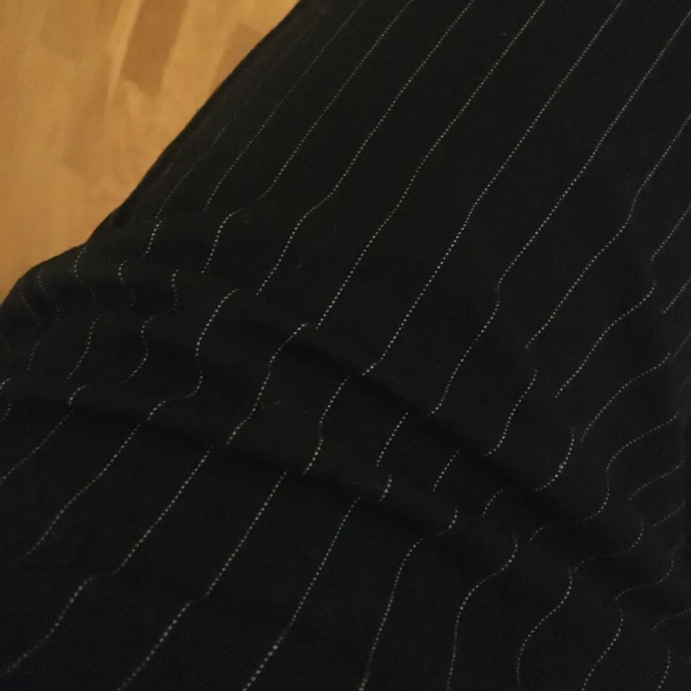 Supersköna och mjuka kostymbyxor från C&A. De är pinstripe , har små vita ränder. Liknar madladys kostymbyxor, står ej strl men passar 32-36, xs-s. Jeans & Byxor.