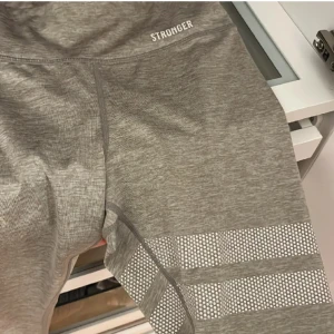 Stronger tights - Säljer mina stronger då dem ite andvänds längre. Originalpris: 699kr, dem säljs inte längre på deras sida🫶🏻