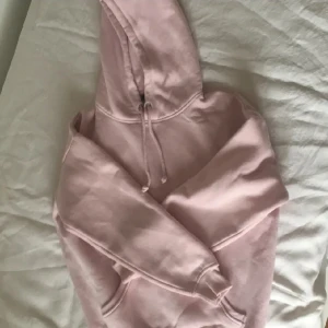 Hoodie rosa bikbok - Säljer denna hoodie från bikbok som heter mega hoodie . Använd 1 gång så jättefluffig och skön. Svårt att få rätt färg men är mer som 3 bilden, fin pastellrosa. Inte som första bilden från hemsidan. Strl xs men passar även s. Nypris 400.
