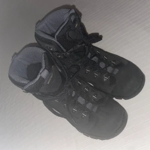 Gore-tex /viking storlek:40 - Hej jag säljer nu mina skor som jag har beställt dom är helt nya använda 2 gånger men dom passa inte mig jag kunde inte ta tillbaka dem. Dem e dyra och bra skor. Dom är storlek eu 40   Det ingår frakt jätte bra skick   Vällkomna😊 Mitt nummer är 0737789938