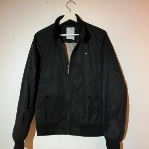 J. Lindeberg jacka - J. Lindberg jacka i bra skick. Lite nopprig insida krage, men annars inget tecken på användning. Hör av dig för frågor eller bilder! 