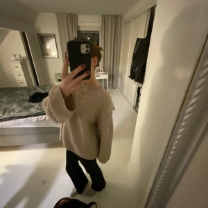 Tröja - Såå snygg tröja ifrån Arket !!!😍Tyvärr kommer den inte till användning längre och därför säljer jag den nu, lite nopprig i använt material men inget som syns sådär direkt!🥰Strl S !! 