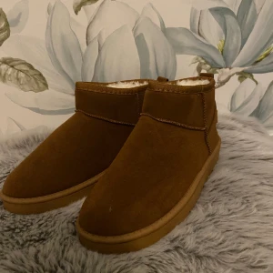 Sprillans nya uggs - Bruna ”Uggs”, st 41 men väldigt liten i storlek passar st 37. Nya/har aldrig använt 