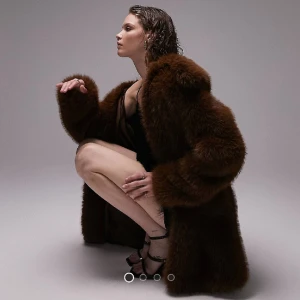 Päls jacka - Super fin Brun päls jacka i Faux fur från topshop. Använd 2 gången men säljer då den är stor för min smak 🤎🧸