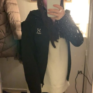 HAGLÖFS JACKA DAM - Jag säljer min haglöfs jacka då den inte kommer till användning. Köpt i somras för 1500 på haglöfs hemsida. Kontakta mig för fler bilder!