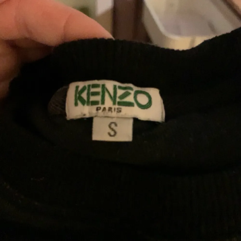 Säljer min kenzo tröja då jag växt ur den. Kommer ej ihåg vad den kostar som ny men den är äkta. Storlek S men är liten i storleken så passar xs eller xxs kontakta mig för fler bilder eller frågor (kan gå ner i pris vis snabb affär) . Tröjor & Koftor.