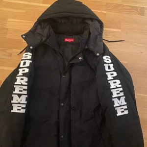 Supreme parka jacka - Kostar 693 dollar på StockX, använd 3 gånger