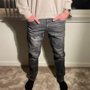 Ett par svarta jeans från Jack and Jones i nyskick. JJIMIKE JJORIGINAL JOS 711 NOOS, storlek 30/32. Modellen är 184 cm och väger 68 kg.