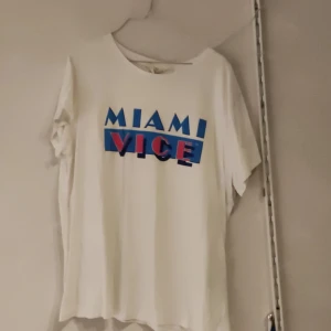 Logg Miami vice t shirt  - Använd ett få antal gånger inte ofta så rätt så ny. Står XL men sitter mer som M