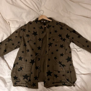 Stjärnig, grön jacka⭐️💫💚 - Säljer denna populära vårjacka med stjärnor på! 💚 ord.pris 600 kr!