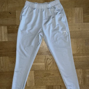 Gymshark byxor - Gymshark träningsbyxor i storlek small med zip fickor