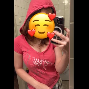 deha tröja med luva  - säljer den här tröjan med luva från deha 💕 man kan knyta längst ner  defekter: inga! har bara använts en gång 