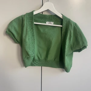 Grön bolero/kofta - Jättefin grön bolero/kofta. ❤️Det är i bra skick då jag ändast använt den fåtal gånger. Den passar bra på mig och jag brukar vanligtvis ha stolen S. 🌸 skriv till mig om du har några frågor eller vill ha fler bilder🥰