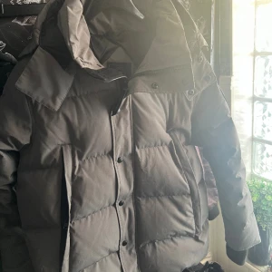 Canada Goose Wyndham - canada goose från farfetch  Söker byten eller säljs finns kvitto och Qrkod, Köpt ny 10/10 skick Storlek L hörav er för mer information. Priset kan diskuteras MVH Markus