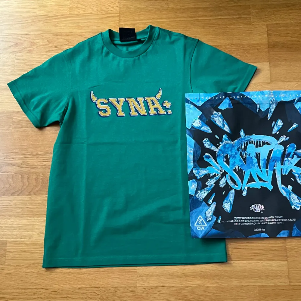 En grön T-shirt från Central Cee's märke Syna World, T-shirten är helt ny och oanvänd. Märket är exklusivt, och deras drop säljer slut fort. Orderbekräftelse finns. Passar både tjejer och killar. Priset är inklusive frakt. . T-shirts.