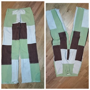 Jeans midwaist - Säljer då de är för små.💚 Köpta i 2021 och använda måtligt. Hela och rena💚