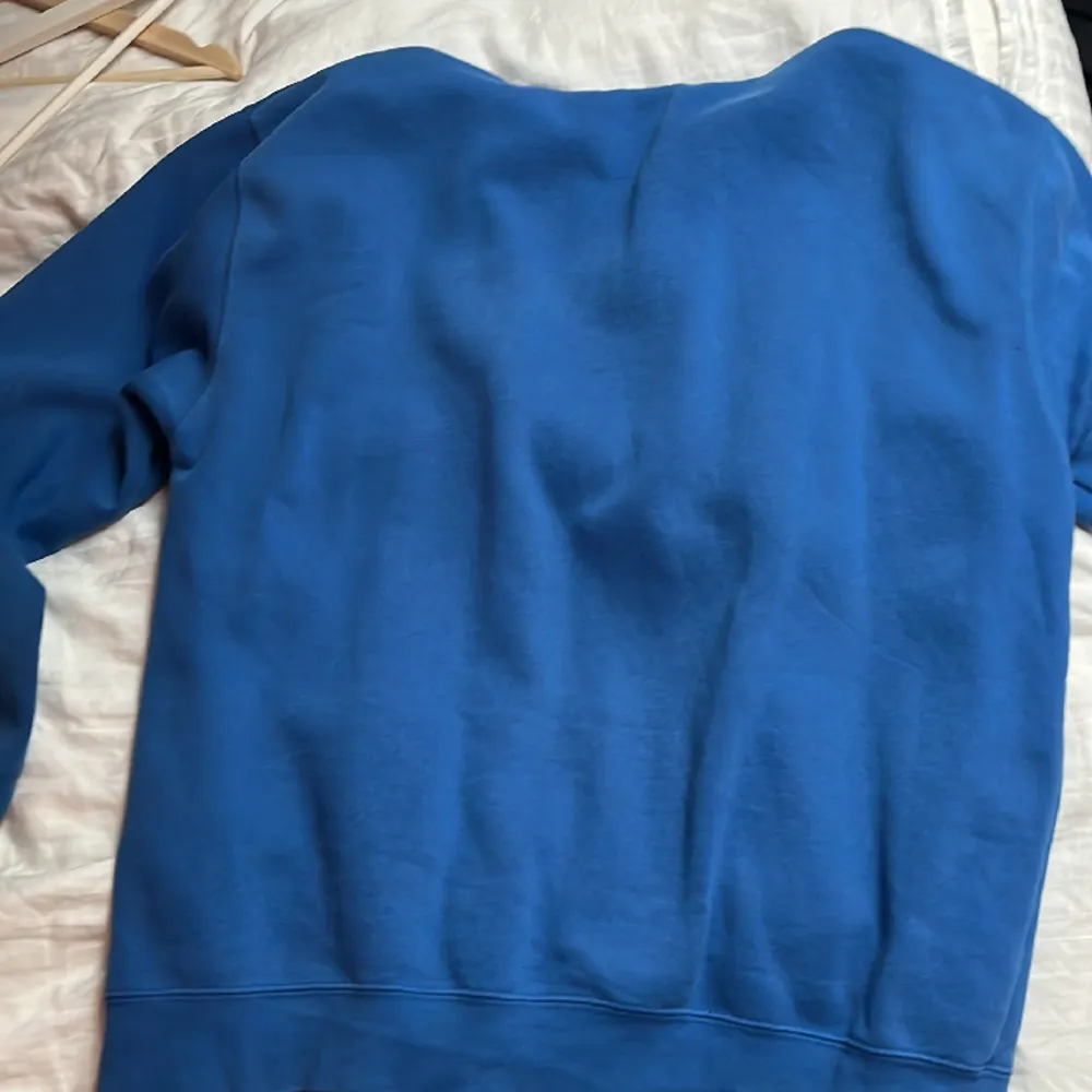 Hej jag säljer min one of one hoodie pågrund av att den inte kommer till användning, den har inga skador eller missfärgningar . Tröjor & Koftor.