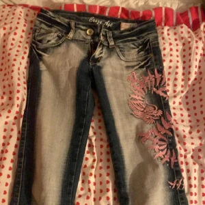 Crazy age jeans  - Skut snygga crazy age jeans!! Inga defekter alls, midja: 34 cm rakt över, innerbenslängden: 74cm ( passar nån som Max är 169) 💗