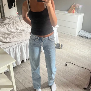 Lågmidjade jeans - As snygga jeans från weekday, modell arrow. Storlek 24/32 Fri frakt!!