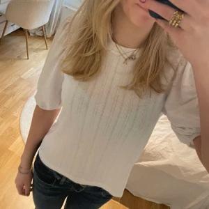 T-shirt  - T-shirt med puffärm:) 