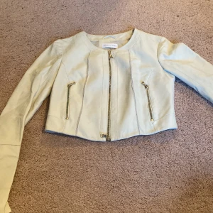 En beige skinnjacka❤️ - En beige skinnjacka med dragkedjor och gulliga detaljer💕 Inga defekter❤️ Skulle säga att den är i storlek XS🫶🏻