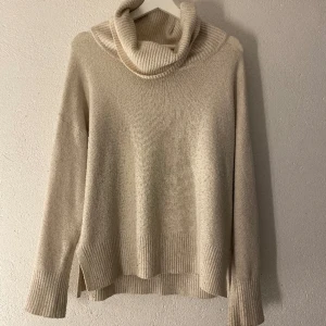 Tröja  - Beige stickad polotröja från vero Moda. 