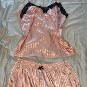 Silk pjamas  - ALDRIG ANVÄNDS, bra skick. Säljer den pga den är för stor. Fin söt pjamas!  (Man får tröjan och shortsen)