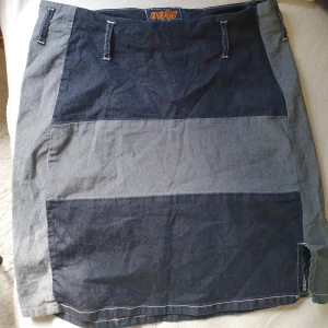 Jeanskjol från O.N.L.Y. - En denimkjol från O.N.L.Y. i storlek M. Kjolen har ett blockmönster i olika nyanser av blått och är tillverkad av 100% bomull. Den har detaljer som bälteshällor och en dragkedja på sidan 💖💖 Kan MÖTAS upp i sthlm!