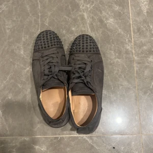 Louboutins skor - Säljer ett par louboutins som jag inte använder längre. Sulorna på båda skorna är slitna och det finns skador, men annars är skorna i bra skick. Tillkommer endast låda