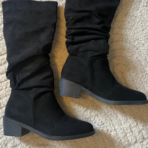 Boots / höga skor med liten klack - Nyskick (aldrig använda)